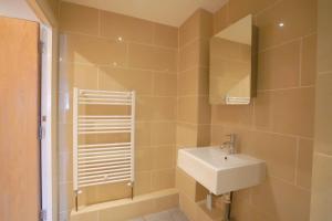 a bathroom with a sink and a toilet and a mirror at Cosy 2-Bed 2 Bathroom Apartment in London in London