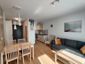 Una sala de estar y una cocina con un sofá y una mesa. en Panda, en Wroclaw