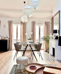 a living room with a dining room table and chairs at L appartement de Manon, centre historique du vieil Antibes in Antibes