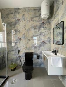 Deluxe Apartment في مسقط: حمام مع مرحاض ومغسلة