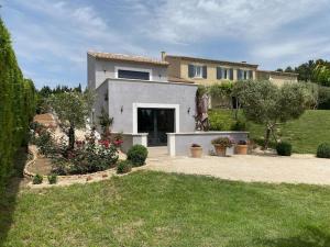 ein großes Haus mit Hof mit Auffahrt in der Unterkunft Maison avec ses 2 terrasses et sa piscine in Eyragues