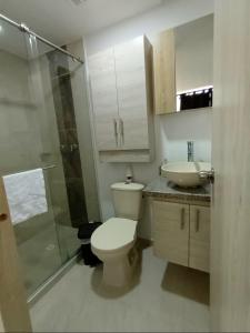 a bathroom with a toilet and a sink and a shower at Arboleda Real Hospedaje in Armenia
