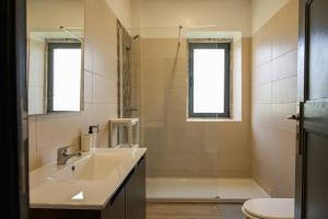 uma casa de banho com um lavatório, uma banheira e um WC. em Cinderela House em Faro