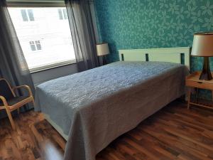 1 dormitorio con cama y ventana en Family House Kupittaa Diplomat, Sauna, Garden, whole house for you, en Turku