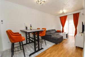 特雷比涅Apartman Darija 3的客厅里有一张桌子和一张沙发