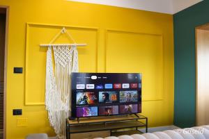 Μια τηλεόραση ή/και κέντρο ψυχαγωγίας στο Drion Apartment with lake view