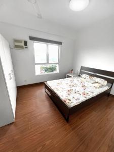 - une chambre avec un grand lit dans l'établissement Superior Maya Kuala Lumpur, à Kuala Lumpur