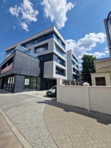 ein Gebäude mit einem davor geparkt in der Unterkunft Apartament Platinum z tarasem 70 m2, 50 m od Placu Litewskiego in Lublin