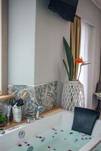 una vasca da bagno in una cucina con una pianta di Villa Teresina a Tortolì