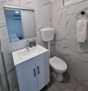 y baño con aseo, lavabo y espejo. en מג׳יק פלייס, en Eilat