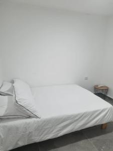 A bed or beds in a room at מג׳יק פלייס