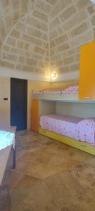 2 letti a castello in una camera con soffitto di Casa Alisea a Castellaneta