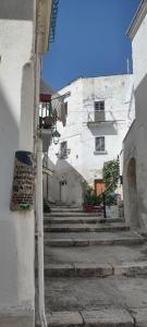 un vicolo con scale di fronte a un edificio di Casa Alisea a Castellaneta