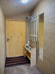 Zimmer mit Tür und Etagenbett in einem Zimmer in der Unterkunft Guest House Emily in Bokonbayevo