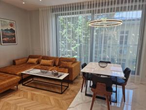 ein Wohnzimmer mit einem Sofa und einem Tisch in der Unterkunft Apartament Platinum z tarasem 70 m2, 50 m od Placu Litewskiego in Lublin