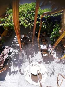 un patio con tavolo, sedie e piante di Rhodes Youth Hostel a Città di Rodi