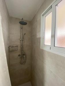 y baño con ducha y ventana. en Apartamento “Rubens”, en Cullera