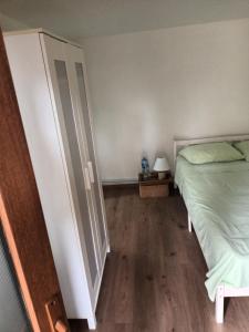 a bedroom with a bed and a dresser in it at Camera con bagno in Ploieşti