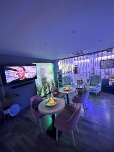 TV a/nebo společenská místnost v ubytování Thalia deco City & Beach Hotel