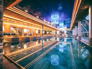 Basen w obiekcie Wellnessresidenz Alpenrose lub w pobliżu