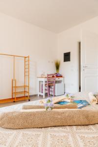 a room with a bed with a table and a kitchen at Domo Mediterranea Affittacamere-Guest House in SantʼAntìoco