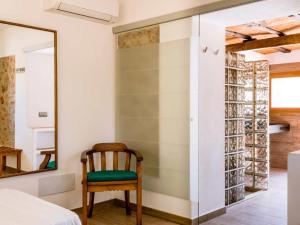 una camera da letto con specchio e sedia di Can Pep Luis Can Pep Mortera is located in the beautiful countryside near to Playa den Bossa a Ibiza Città