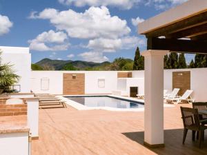 un patio con piscina y una casa en Can Pep Luis Can Pep Mortera is located in the beautiful countryside near to Playa den Bossa, en Ibiza