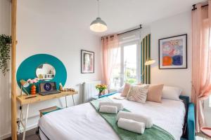 een slaapkamer met een bed en een bureau met een spiegel bij Studio entre Disney, Paris et Aéroport Charles de Gaulle - Parking souterrain gratuit in Brou-sur-Chantereine