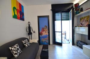 sala de estar con sofá y puerta en PollyHouse - Apartment, en Turín