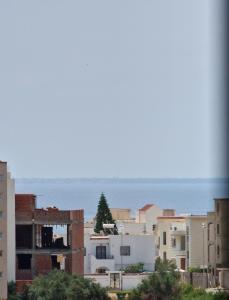 モナスティルにあるLovely apartment in Monastirの海を背景に建築物が建ち並ぶ都市
