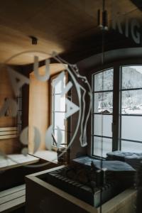 メラウにあるHotel Bärenのコンロと窓が備わる客室です。