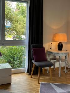 Habitación con mesa, silla y ventana en Oasi 2 en Kreuzlingen