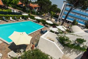 Bazén v ubytování Hotel Rosa Dei Venti nebo v jeho okolí