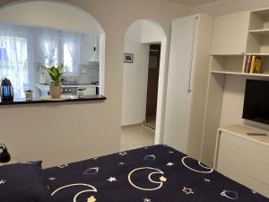 Un dormitorio con una cama con un edredón negro con luna y estrellas. en ANGELS - ANNA, en Pula