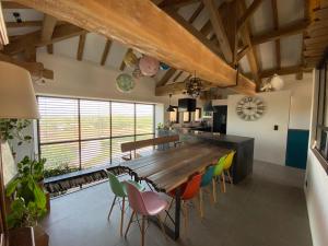 eine Küche mit einem großen Holztisch und Stühlen in der Unterkunft Grande Maison d'architecte avec toit terrasse, Piscine sans vis à vis et Sauna 
