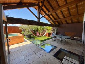 un patio con piscina, mesa y sillas en Grande Maison d'architecte avec toit terrasse, Piscine sans vis à vis et Sauna 