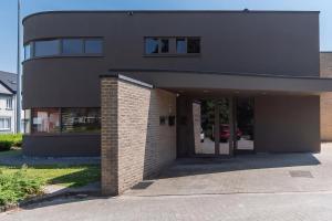 - un grand bâtiment avec une entrée dans l'établissement Hobbit Hotel Mechelen, à Malines