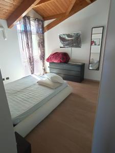 Schlafzimmer mit einem Bett und einem Fenster in der Unterkunft Casa Anna in Ceparana
