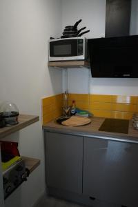 a kitchen with a microwave on top of a counter at Lincoln Self Catering in Lincoln +7 photos