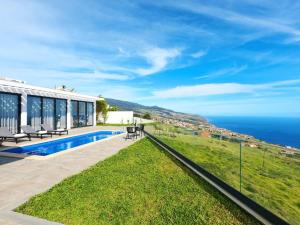 uma villa com vista para o oceano em Villa Céu e Mar em Prazeres