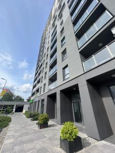 a tall building with plants in front of it at Apartament Kompozytorów Polskich z siłownią in Lublin