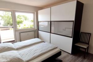 Postel nebo postele na pokoji v ubytování Ferienwohnung zur dicken Berta