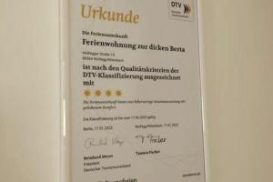Certifikát, hodnocení, plakát nebo jiný dokument vystavený v ubytování Ferienwohnung zur dicken Berta