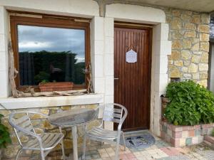 a table and chairs sitting outside of a house at Chambre d'hôtes 2p, gestion libre, espace piscine partagé in Alba-la-Romaine