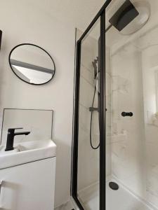a bathroom with a shower and a sink and a mirror at Amazing 4BR Near Hospital, Free Parking, Sleeps 10 in Laindon