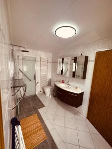 ein Badezimmer mit einer Badewanne, einem WC und einem Waschbecken in der Unterkunft Villa 12 in Ketzin