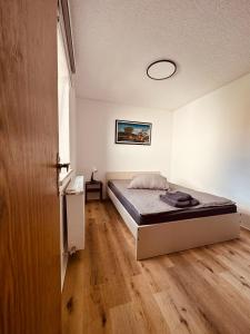 ein Schlafzimmer mit einem Bett in einem Zimmer in der Unterkunft Villa 12 in Ketzin