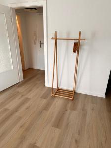 a room with a wooden floor and a wooden stand at Apartment City und Stadionnah I Privatparkplatz inklusive I in Dortmund