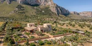 - une vue aérienne sur une villa avec une montagne en arrière-plan dans l'établissement Baglio Giammaccaro, à Castelluzzo