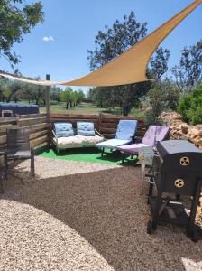 a backyard with a grill and chairs and a table at El Establo in Roquetas